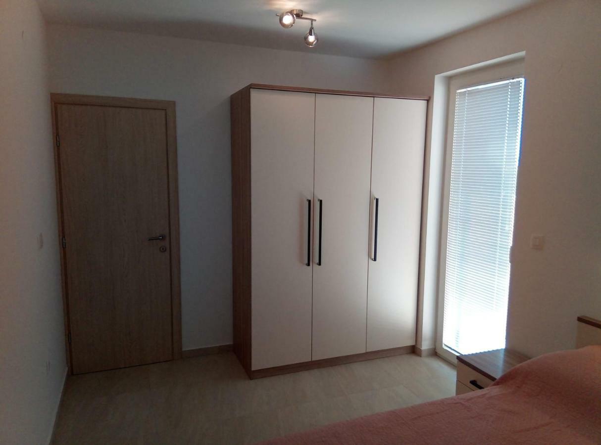 Lorena Cres Buitenkant foto